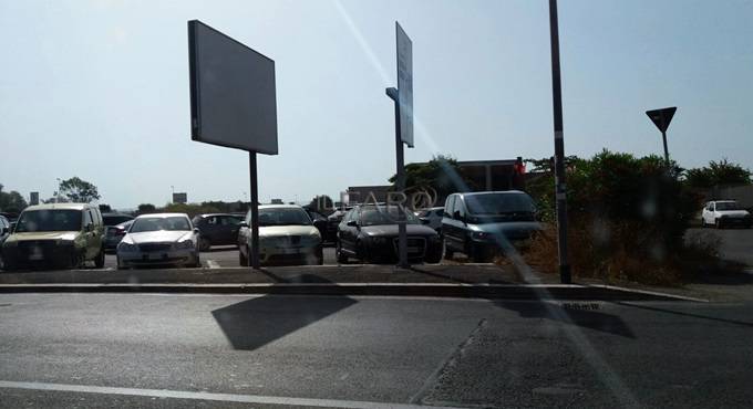 A #Fiumicino in estate spuntano parcheggi ovunque. Chi controlla?