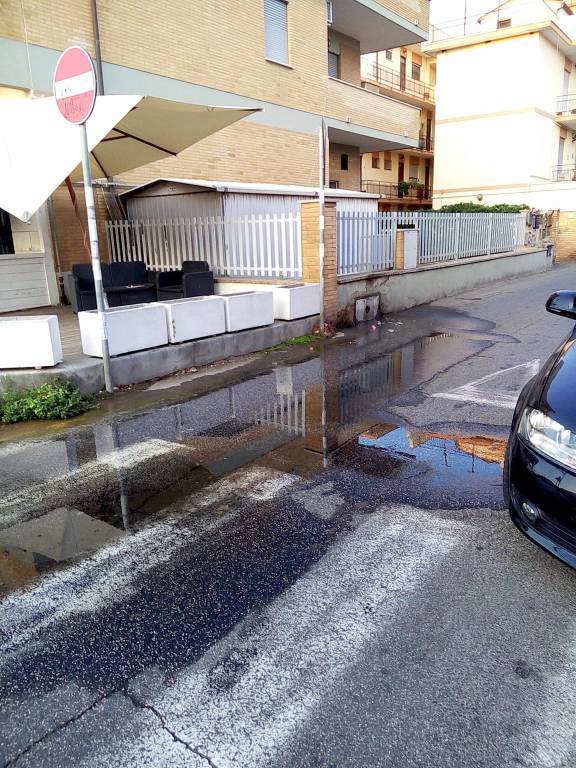 Due perdite d’acqua a #Fiumicino ‘Perchè Acea non interviene prontamente?’