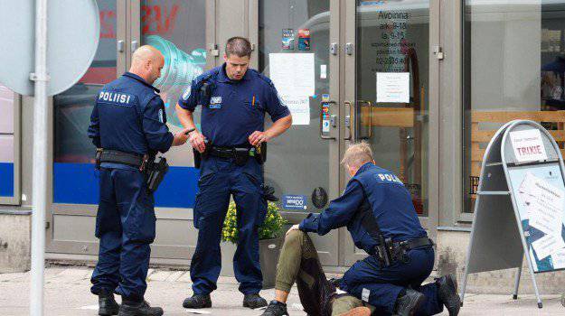Attacco in #Finlandia, uccide i passanti a coltellate al grido di ‘Allah Akbar’