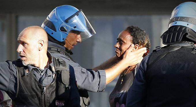 Non distruggete le Istituzioni, io sto con la polizia