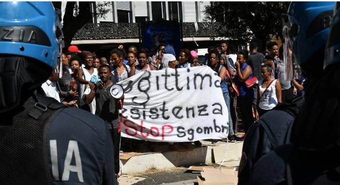 Sgombero migranti a #Roma, scontri e cariche con idranti