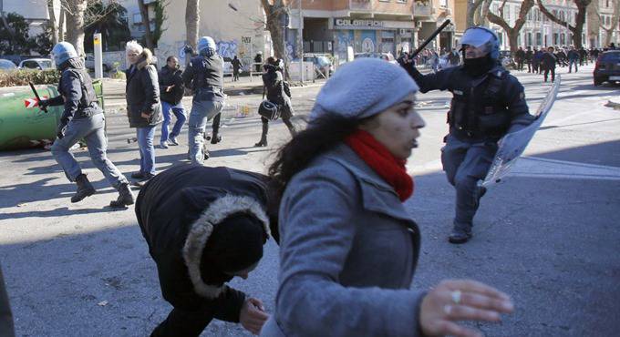 Sgombero migranti a #Roma, scontri e cariche con idranti