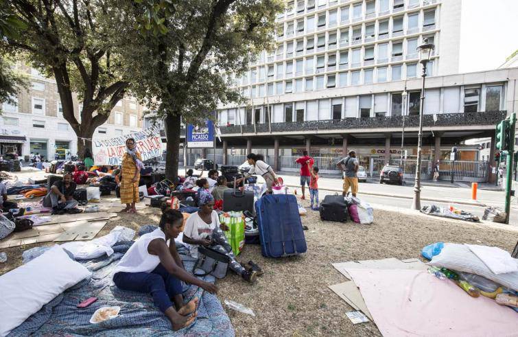 Sgombero rifugiati a Roma, Save the Children: bambini esposti a violenza. Violati i loro diritti elementari