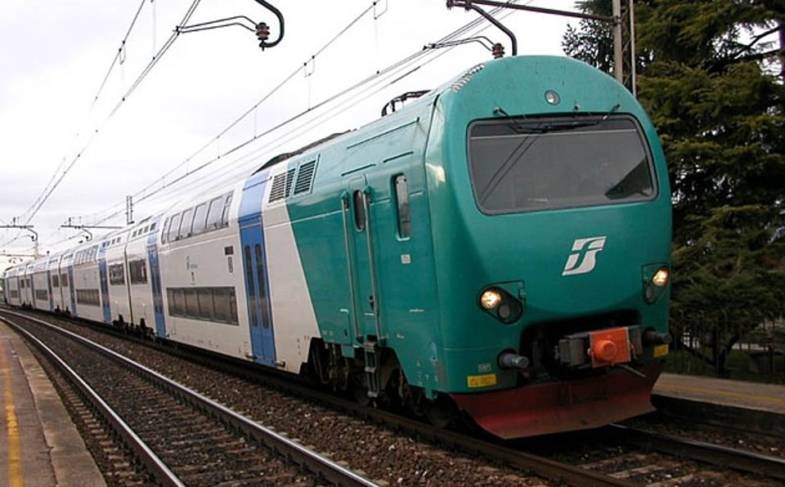Caos sulla tratta ferroviaria Roma-Minturno: ritardi fino a 90 minuti per un incendio