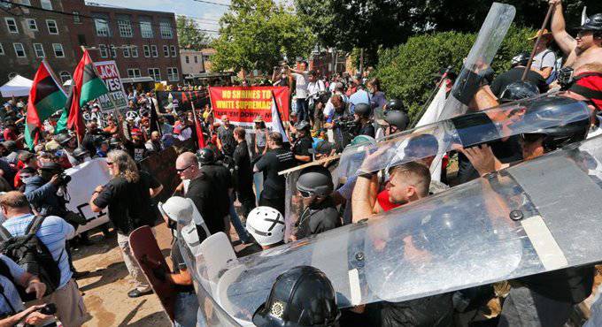 #Usa , caos e scontri in Virginia, un’auto travolge la folla