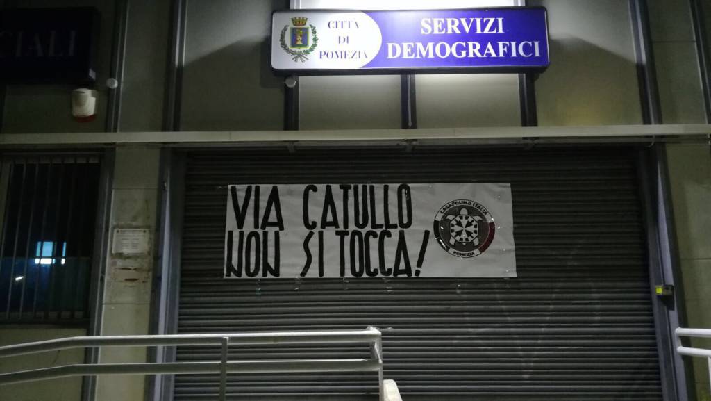 Azione notturna di CasaPound Italia #Pomezia contro sgomberi delle 15 famiglie di Via Catullo