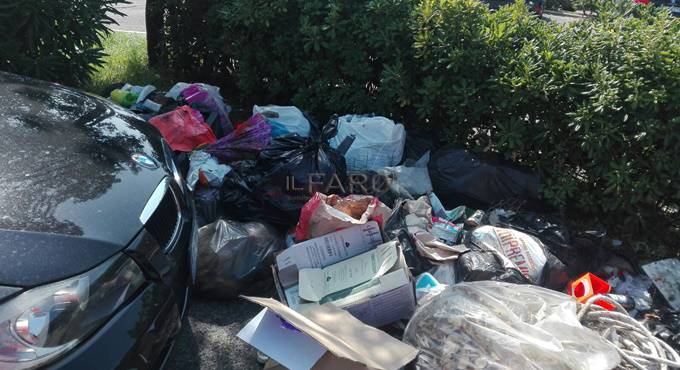 Fiumicino, rifiuti abbandonati al parcheggio Borsellino all’Isola Sacra, l’appello di Cal