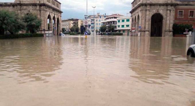 #Livorno devastata dal #maltempo, 6 morti e 2 dispersi