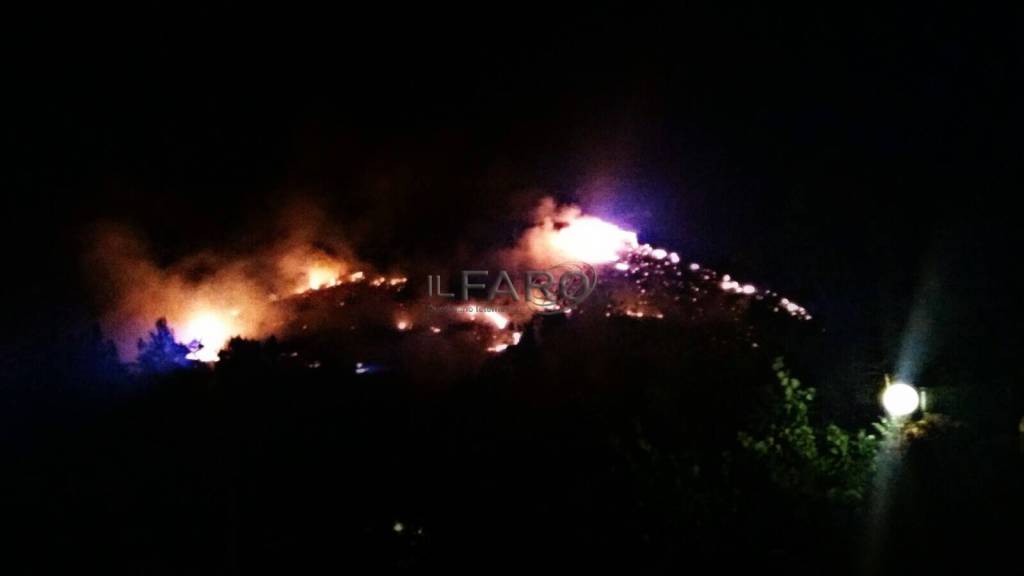 Momenti di paura a #Sperlonga, brucia un’intera collina, le fiamme lambiscono le abitazioni
