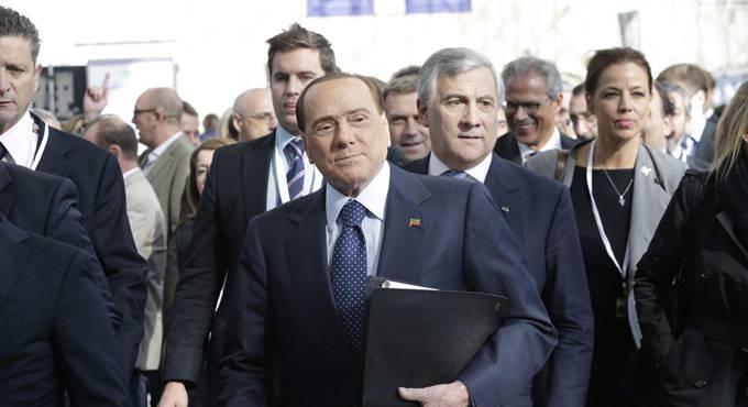 Il ritorno di Berlusconi, il Ppe lo incorona e sfida la Corte Ue