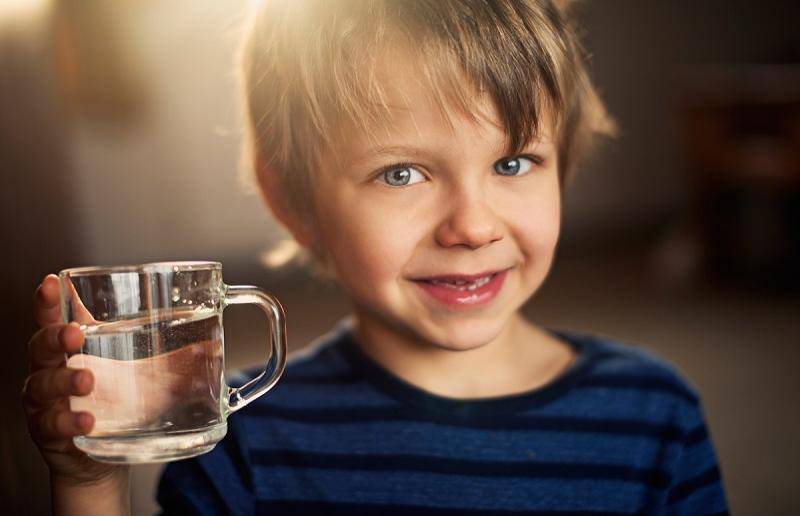 I bambini che bevono poco  soffrono di tosse quasi il doppio degli altri