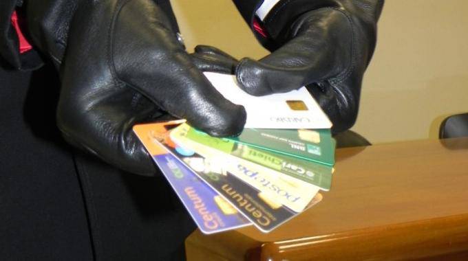 Fanno shopping con carte di credito clonate e documenti falsi, a #Pomezia arrestati 3 romeni