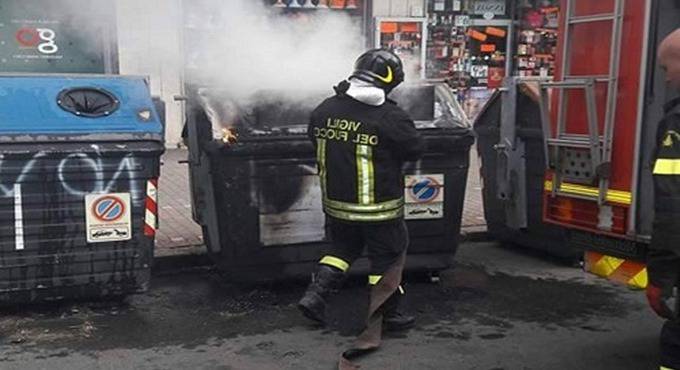M5S, ‘di nuovo a fuoco cassonetti a #Ostia’