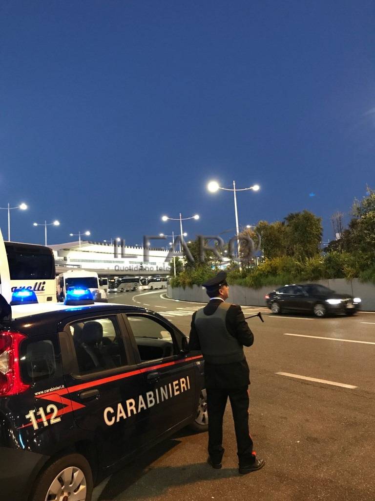 controlli dei carabinieri in aeroporto