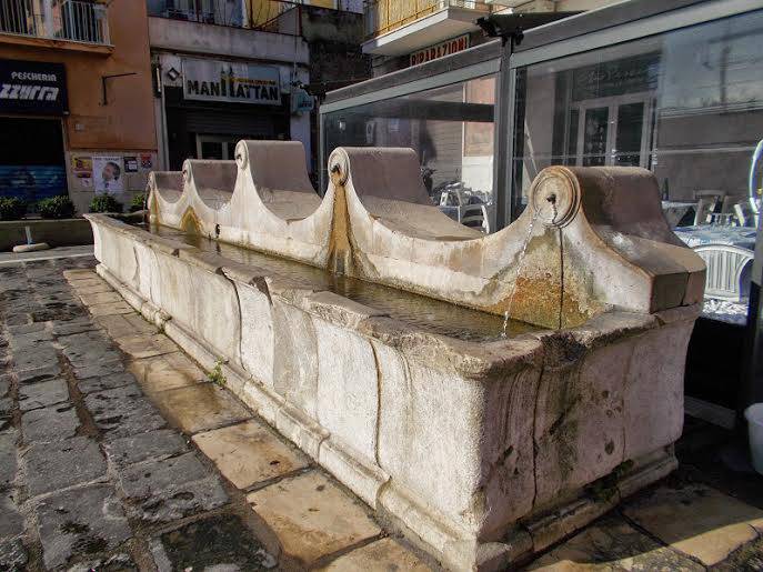 ‘Fontana delle 5 cannelle’, uno dei simboli di #Formia,  senz’acqua, il ‘no’ dei cittadini