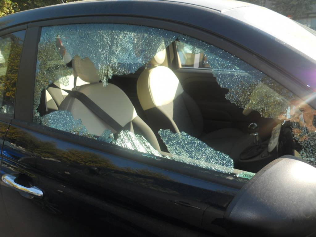 Pomezia, spacca il vetro dell’auto con un cacciavite, donna arrestata per tentato furto