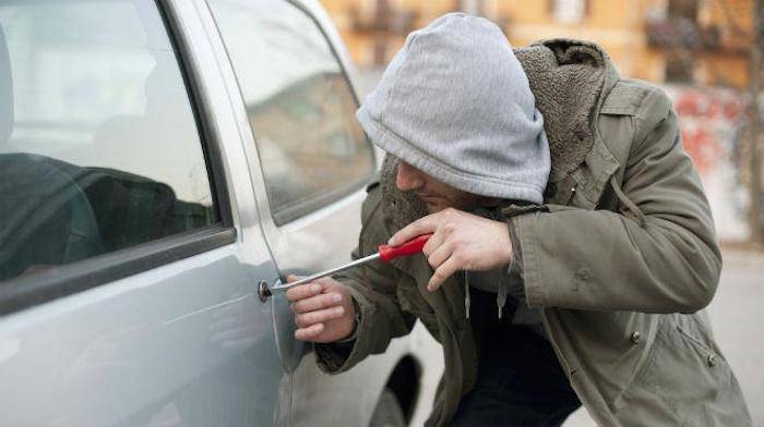 Latina, sorpresi mentre tentano di rubare dalle auto in sosta, arrestati