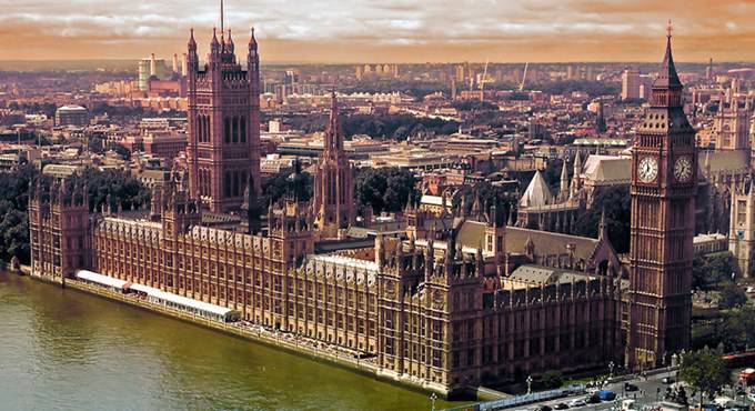 Molestie sessuali a Westminster, lo scandalo imbarazza May