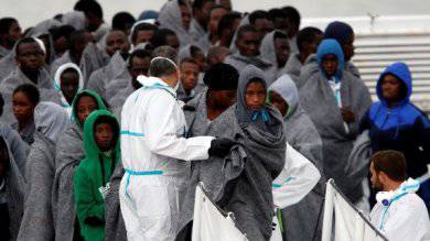Guasto ai motori di una nave turca: 400 migranti sbarcano in Grecia