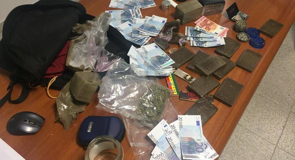 Santa Marinella, 2 chili di droga e mille euro falsi in casa