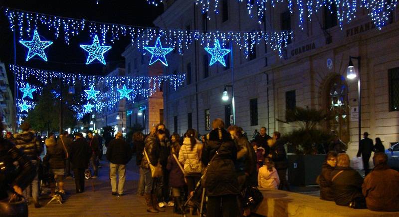 Natale a Civitavecchia, si accendono l’albero e le luminarie