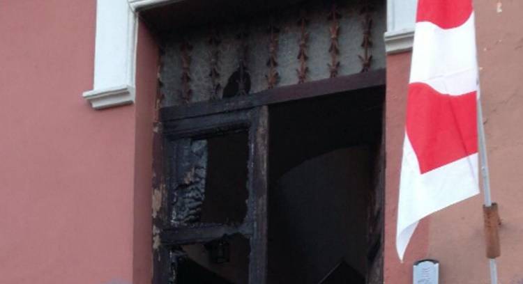 In fiamme il portone del circolo Pd a #Ostia, Bonafoni ‘un allarme per le istituzioni’
