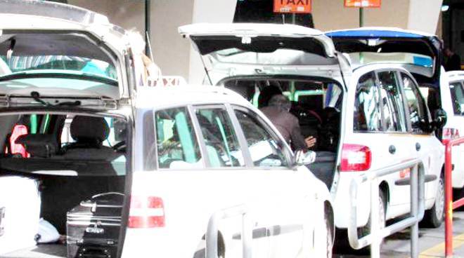 Giro di vite sull’abusivismo di taxi e Ncc all’#aeroporto di Fiumicino, notificati 5 ordini di allontanamento