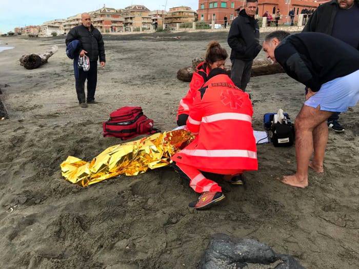 #Ostia, tenta il suicidio gettandosi il mare, salvato in extremis dai vigili