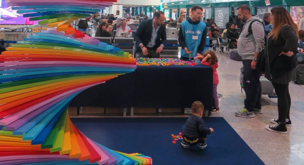 All’aeroporto Da Vinci l’albero di Natale da costruire insieme con i colori della pace