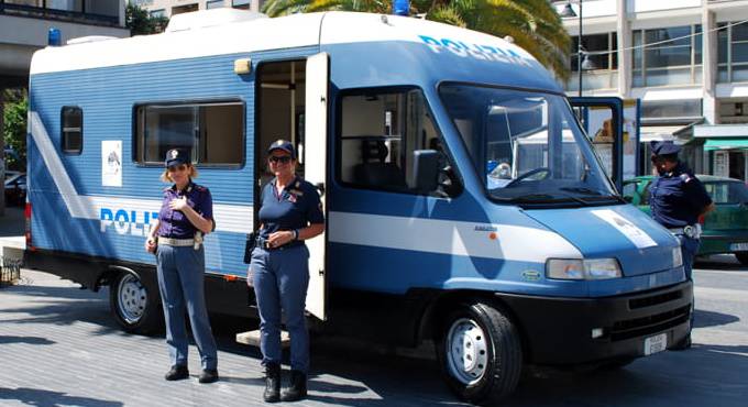 Latina, più sicurezza per gli studenti sui mezzi pubblici con il camper della polizia di stato