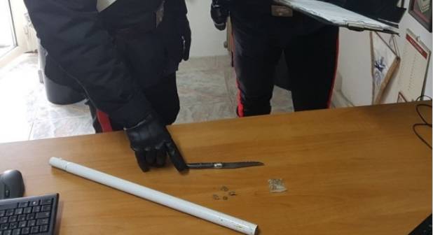 carabinieri sequestro coltello e mazza