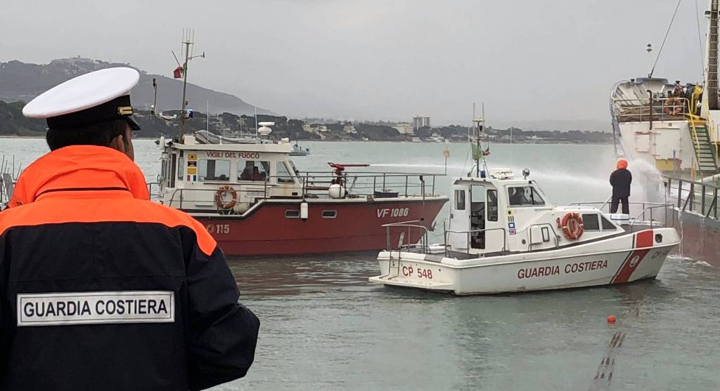 Porto di Formia, la guardia costiera spegne un incendio su una nave cisterna