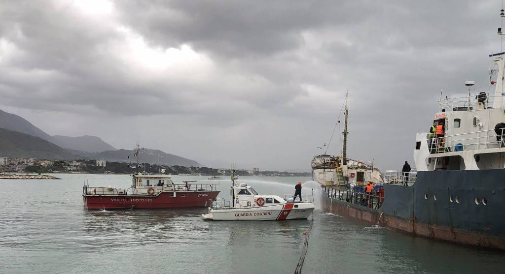 esercitazione antincendio guardia costiera spegne incendio su nave cisterna