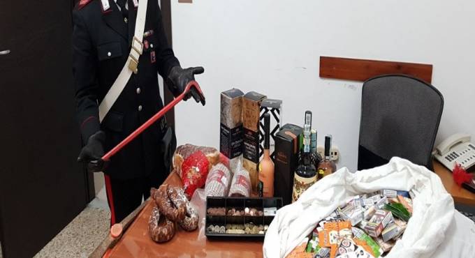 Gaeta, tentano di rubare cibo e soldi ma i carabinieri li mettono in fuga
