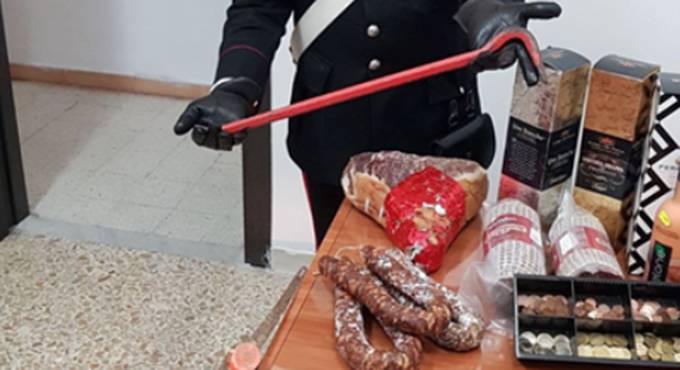 Gaeta, tentano di rubare cibo e soldi ma i carabinieri li mettono in fuga