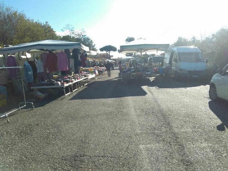 I commercianti ambulanti, ‘fino a quando non riceveremo garanzie dal Comune, niente mercato a Tor San Lorenzo’