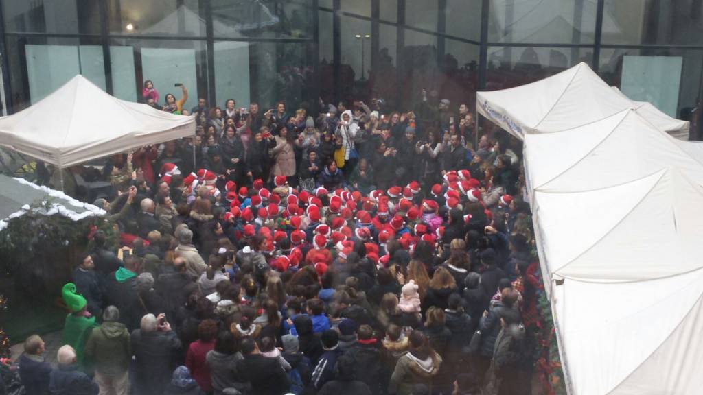 Sabaudia, Sindaco Gervasi accoglie 300 bambini in piazza per il “Natale delle Scuole”