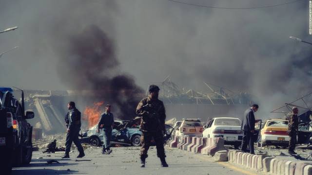 Attacco kamikaze fa strage a Kabul, 103 morti e 235 feriti