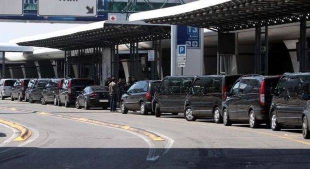 Ncc sfrattati dall’aeroporto di Fiumicino, noleggiatori in protesta nella zona arrivi