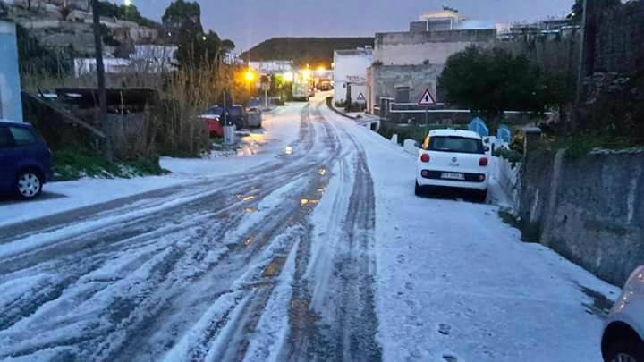 Ponza si risveglia sotto la neve, non accadeva dal 1999