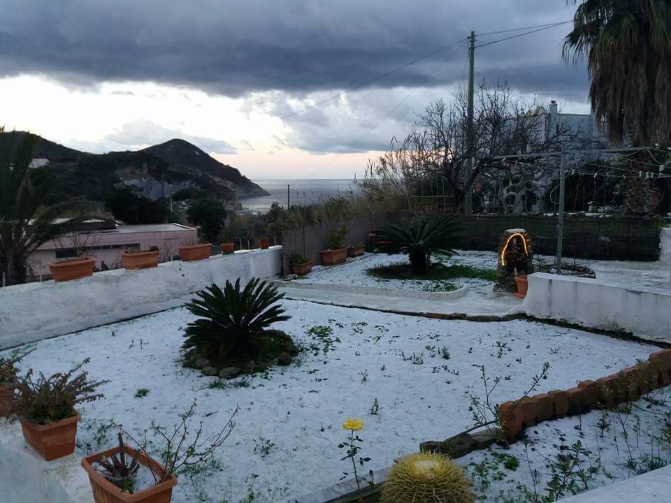 Ponza si risveglia sotto la neve, non accadeva dal 1999