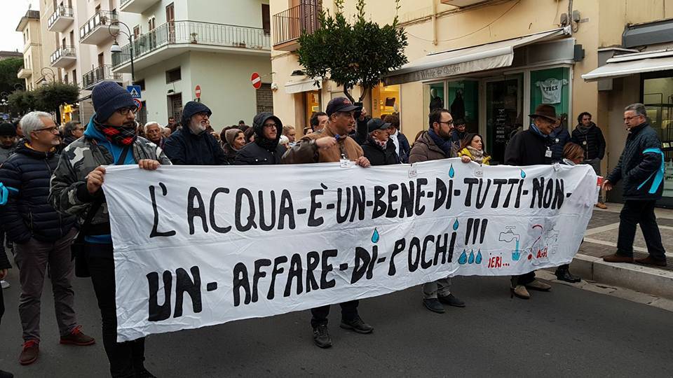 ‘Acqua in casa e non per strada’, a Formia nuova protesta contro la crisi idrica