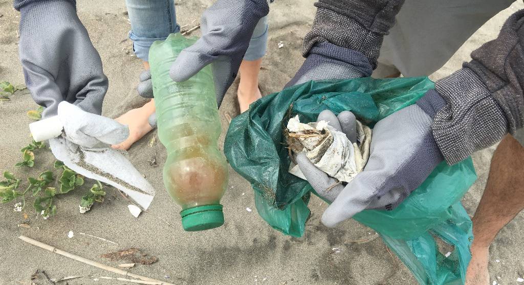 raccolta plastica spiaggia Terracina