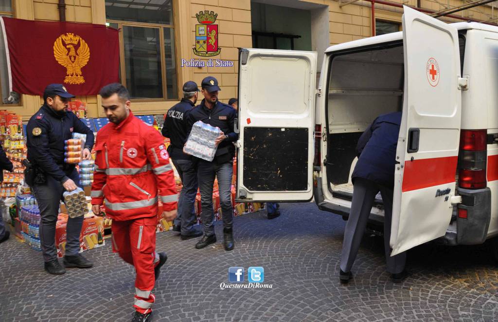 roma polizia donati generi alimentari a croce rossa