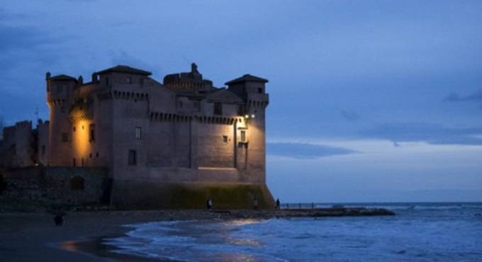 Il Castello di Santa Severa s’illumina di viola per sostenere la lotta al tumore al pancreas