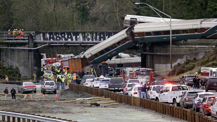 Seattle, treno deraglia e cade sulle auto, sei morti e cento feriti