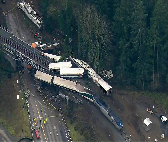 Seattle, treno deraglia e cade sulle auto, sei morti e cento feriti