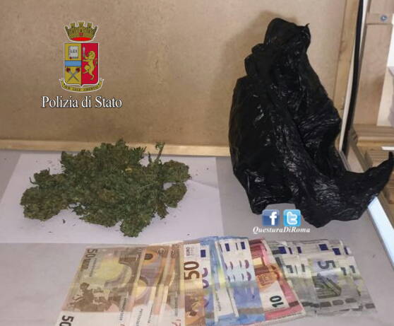 Spacciatori in arresto a Tor Bella Monaca, armi e droga sequestrati dalla Polizia