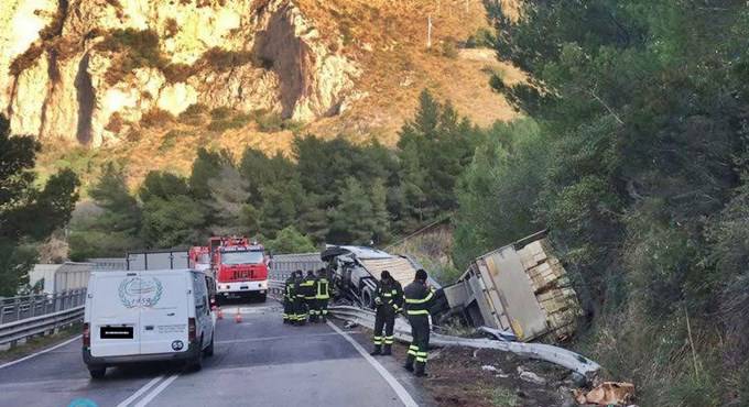 Due camion si ribaltano sulla Flacca, pompieri in azione, traffico in tilt