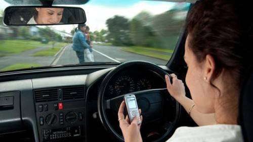 L’uso del cellulare alla guida di un veicolo
